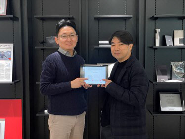 유제훈(왼쪽) 이폼웍스 대표와 김인섭 제온스 대표가 협약을 맺고 기념촬영을 하고 있다. 아이온컴즈 제공